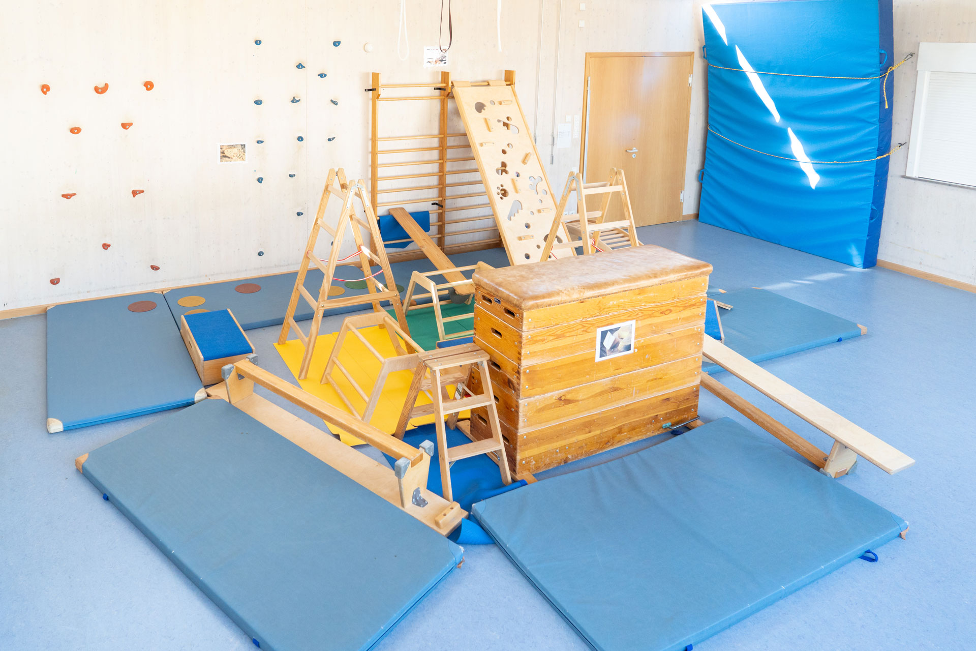 Kletter- und Hangelmöglichkeiten im Bewegungsraum